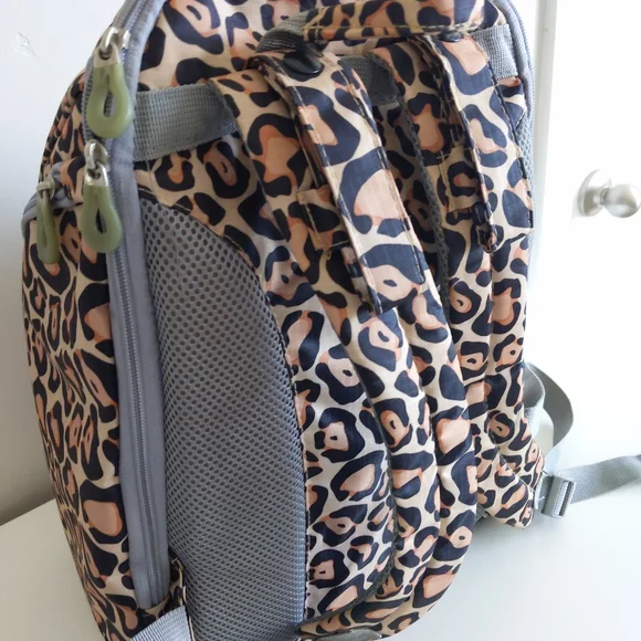 🌿LEOPARD PRINT BACKPACK🌿 - Picture 7 of 14